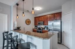 IS1-208 - Lake View Corner Unit - Modern Decor