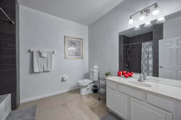 IS1-107 - Orlando Condo Near Disney | 2BR + Mickey-Themed Bedroom