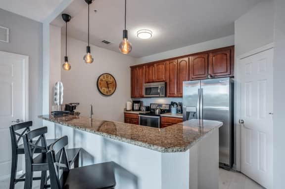 IS1-208 - Lake View Corner Unit - Modern Decor