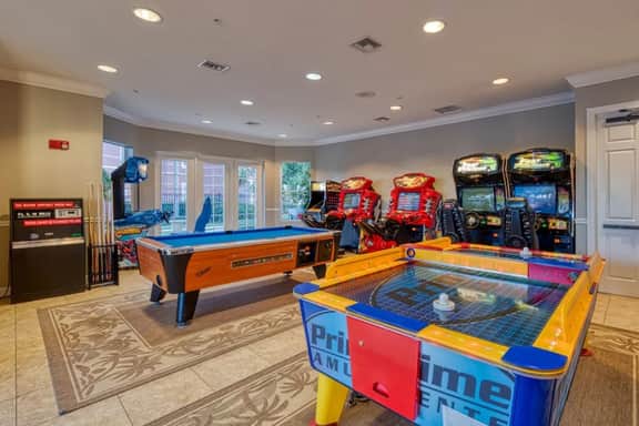 IS1-208 - Lake View Corner Unit - Modern Decor