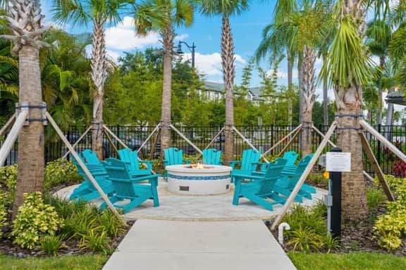 IS1-208 - Lake View Corner Unit - Modern Decor