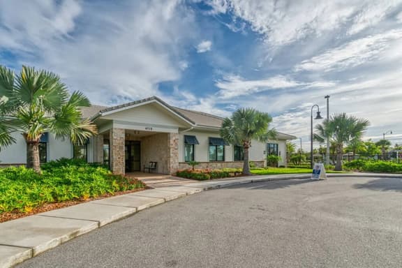 4926 - Modern Home w/ Splash Pool