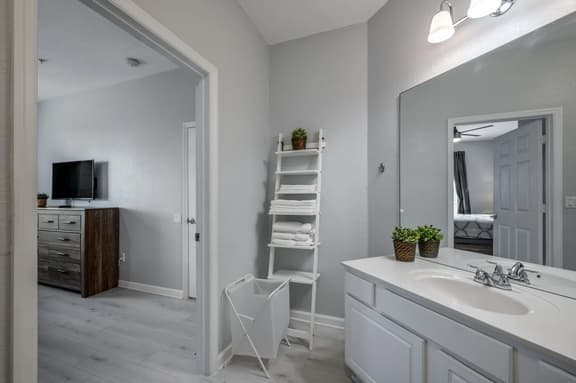 IS1-208 - Lake View Corner Unit - Modern Decor