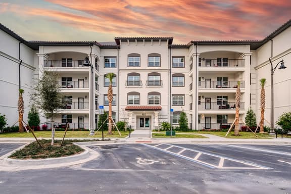 VCR1-307 Deluxe Condo - Near Major Attractions